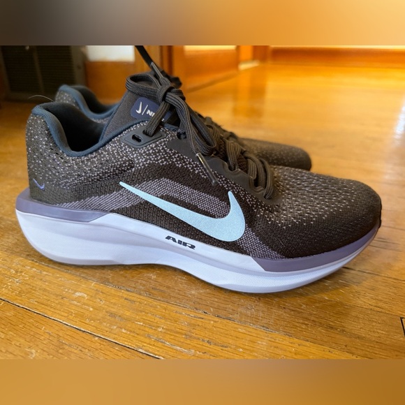 Women’s Nike Running Winflo 11 Sneakers - Picture 2 of 3